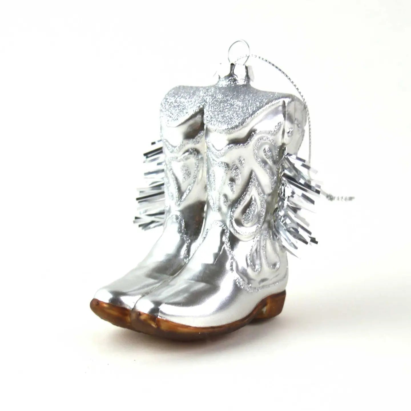 Boot stompin' into the holidays with our Cowboy Boot Ornament! 🌟👢
Perfect for western enthusiasts, this elegant ornament features exquisite glass craftsmanship and stunning hand-painted silver details with tinsel fringe, adding a disco party vibe to your décor 🤠🪩
Each ornament comes beautifully boxed, making it a thoughtful holiday gift. Ready to hang, it can be cherished for years to come! Elevate your holiday aesthetics with this unique piece.