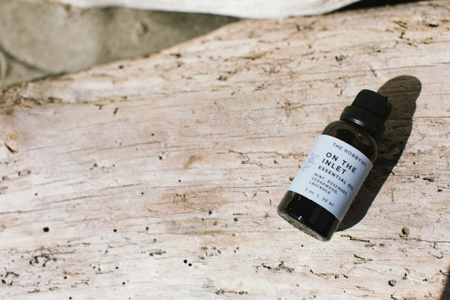 Refresh and energize your space with On the Inlet 🌿🌊 a pure coastal blend of rosemary, cedarwood, lavender, and mint. Crafted to bring a centering and revitalizing energy, perfect for creating a mindful atmosphere. 🌱✨
Eco-Friendly: Vegan, cruelty-free, plastic-free, and ethically sourced ♻️
How to Use:
- In Diffuser: Add 3–20 drops based on desired strength for a refreshing, nature-inspired aroma 🌌