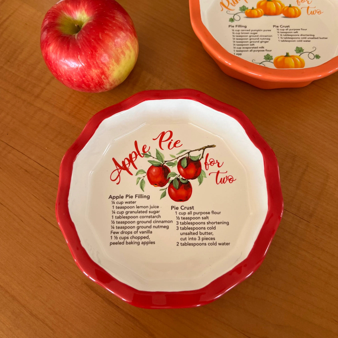 Perfectly sized for two, these colourful mini pie plates feature recipes of America’s favourite pies right on the plate *and* on an enclosed recipe card. Whether you're craving a sweet treat or looking for the ideal gift, these 6” plates have got you covered! Available in apple and pumpkin pie options 🍏🎃
